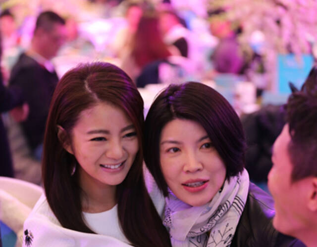 钱泳辰吕一大婚:新人幸福拥吻 伴娘团齐秀美腿