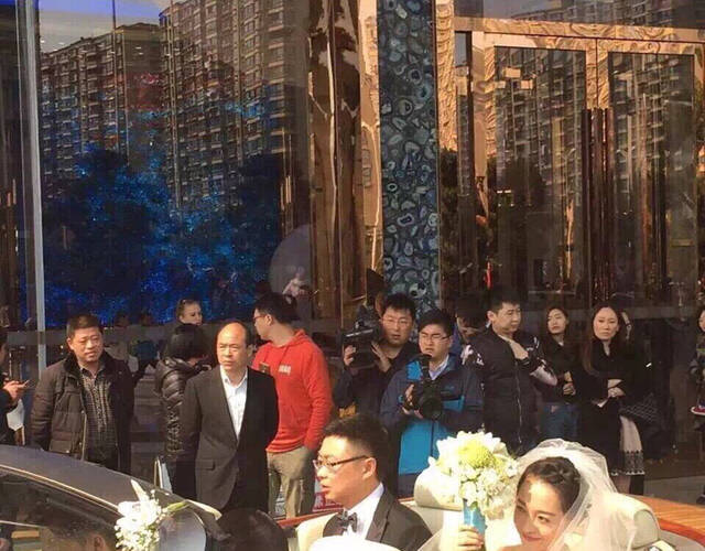 据网友透露,陈栋的婚宴上有大明星要来海安之说,早在一个多月之前就被