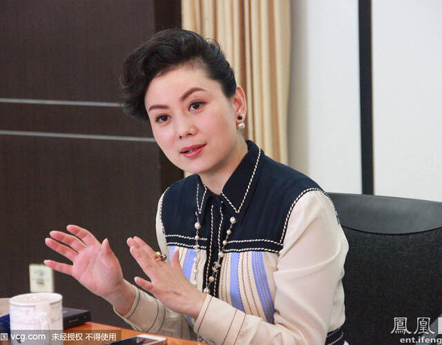 舞蹈家谭梅西安宣传新书 老公朱军现场助阵秀恩爱