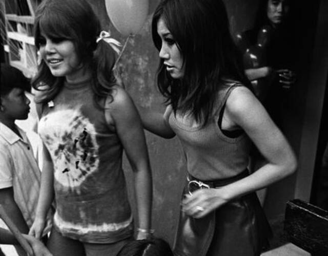 1970年,越南街头的妓女.