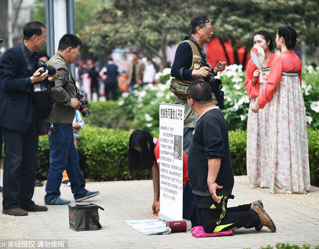 一边在笑,一边在跪