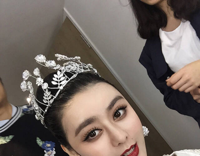 近日,《超级女声》海选中,一位叫做何承熹的选手因酷似范冰冰走红.