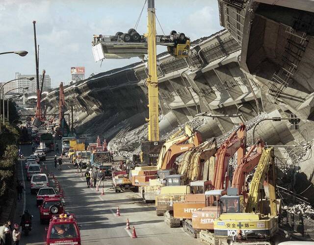 阪神大地震是一個直接發生在現代化大都市下方的大地震,震源又淺,即為