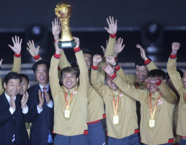 广州恒大淘宝队领取2015赛季中超联赛冠军奖杯