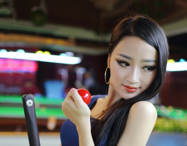 台球宝贝美艳亮相 俯身击球显火辣身姿