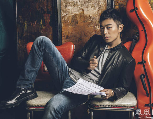 近日,朱亚文一组时尚大片曝光,镜头中的朱亚文一身黑色皮衣搭配深色