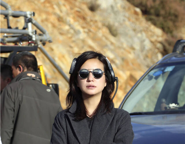 导演赵薇神情妩媚.