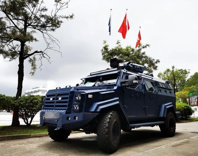 中国香港警方日前购入内地“剑齿虎”装甲车