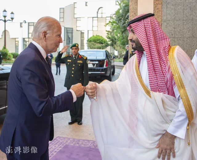 当地时间7月15日，拜登与沙特王储穆罕默德·本·萨勒曼碰拳。图片来源：澎湃影像