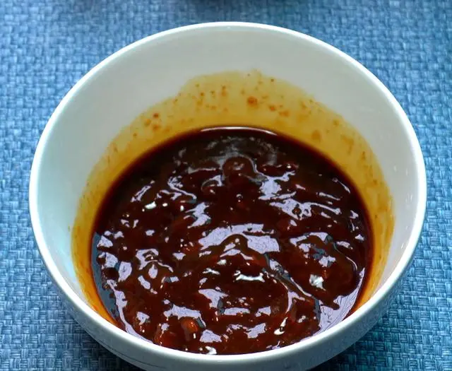 分享黄焖鸡的家常做法，按照步骤做，鸡肉色香味美（黄焖鸡的家常做法大全窍门视频）