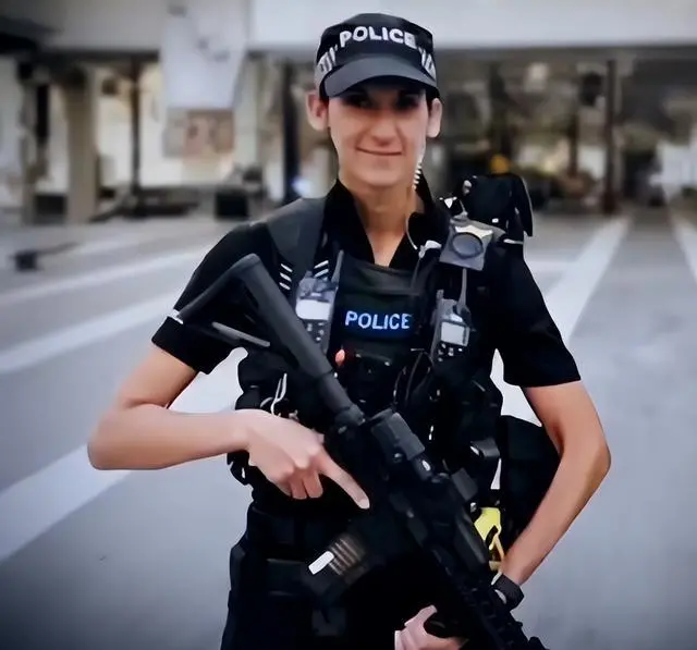 英国女警训练时被迫“脱到只剩内衣”，警察局赔偿82万英镑