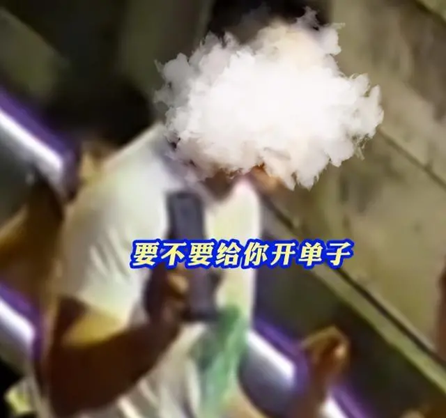 男子拿出手機威脅商戶稱，“開單子罰死你！”