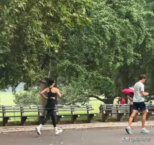 纽约街头偶遇杨紫晨跑，高马尾素颜太青春，瘦到路人差点认不出