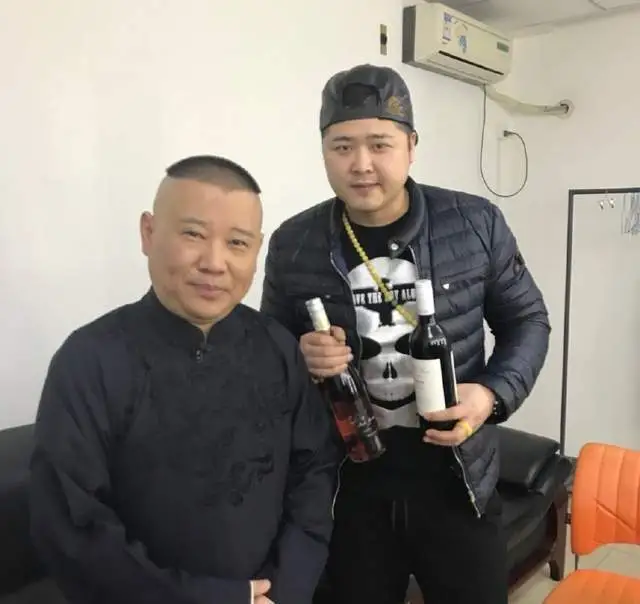 郭德纲助理嫌弃粉丝太穷不刷礼物引众怒，德云社回应：已经开除