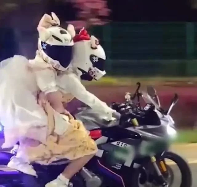 90后网红车祸去世：车速近300码，刹车印长达100多米！被曝身家过亿-网红车祸视频真实