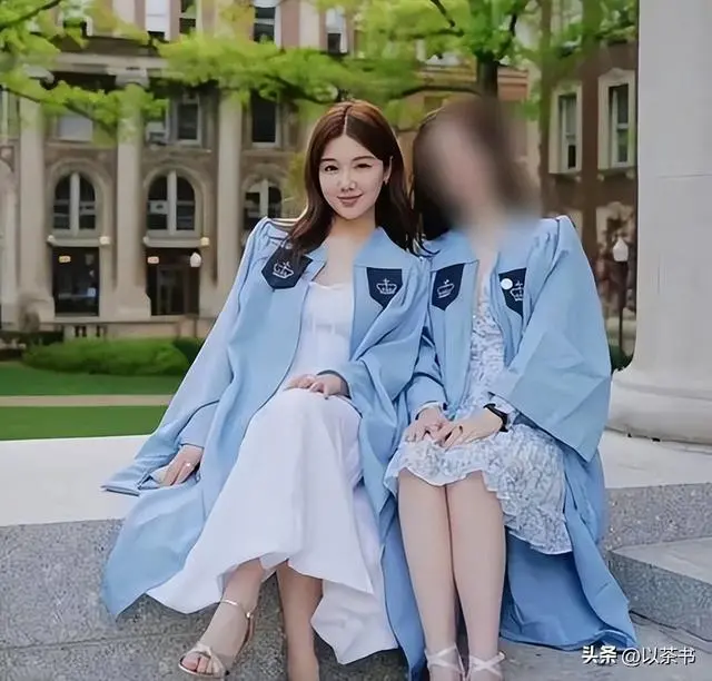曾是上海著名主持，出身名门，与曹可凡关系不一般，如今却已转行
