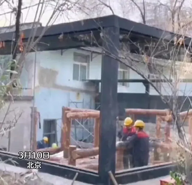 2023年3月10日，北京动物园，工作人员正在施工。