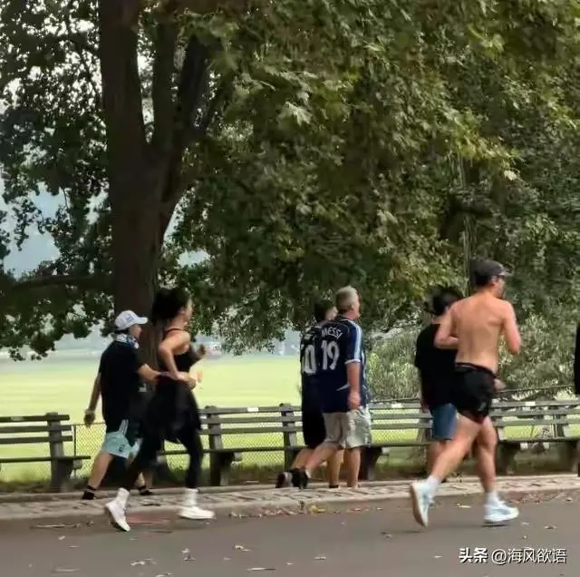 纽约街头偶遇杨紫晨跑，高马尾素颜太青春，瘦到路人差点认不出