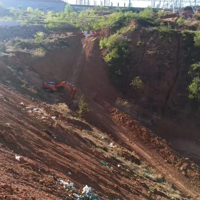 大型机械在山里毁林平地 受访者供图