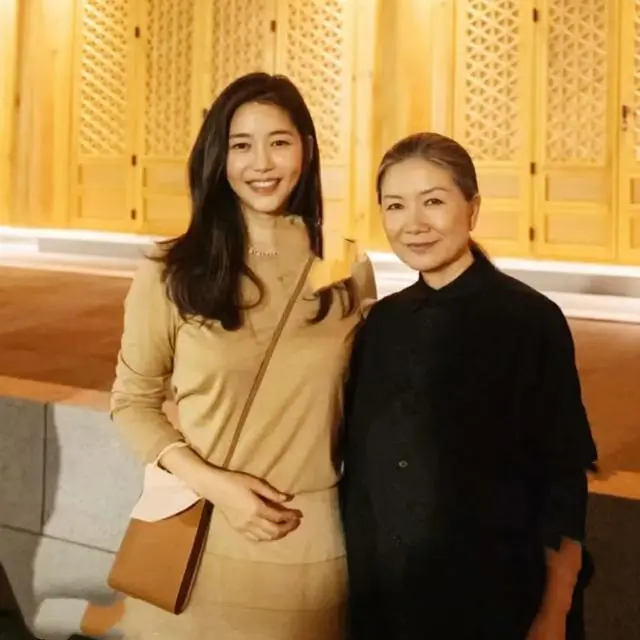 金熙英依靠崔泰源资源，开始走上独立女性的艺术之路