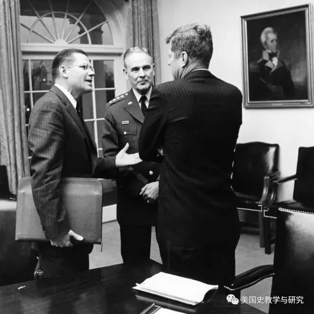 左起：国防部长麦克纳马拉、参谋长联席会议主席泰勒、肯尼迪总统