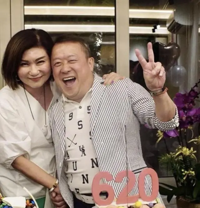 TVB高层在家办过年派对，与爱将黄宗泽贴脸合照，星二代集体登场封面图