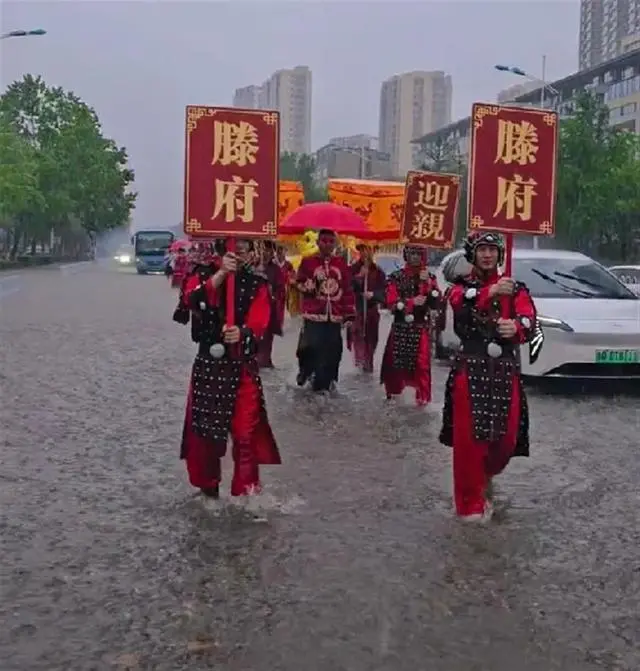 迎亲队伍在雨中前行（视频截图）