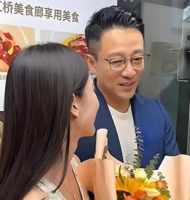 汪小菲送玫瑰花给老婆，马筱梅开心落泪！网友：前妻是草后妻是宝