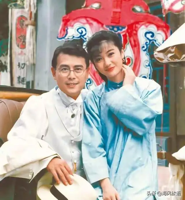 72岁刘德凯定居昆明养老,独自开老奔驰保养,满头白发依旧帅气