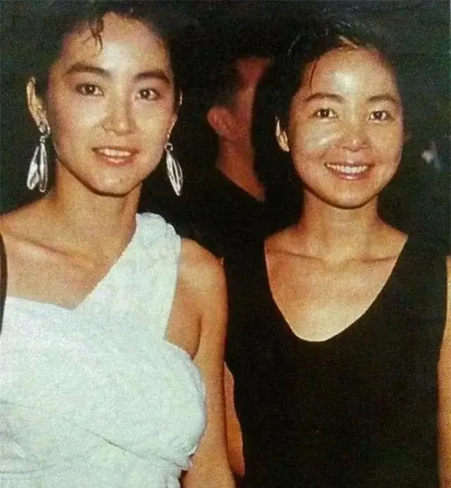 1990年邓丽君和林青霞在海滩偶遇，互相拍了10张照片，今已成绝版