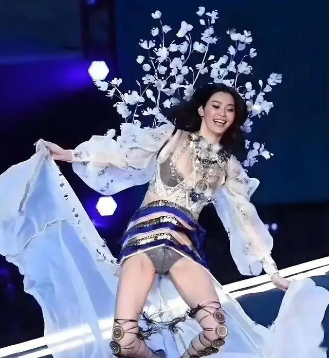 奚梦瑶重登T台走秀：蛰伏八年逆风翻盘，撕掉标签的人生有多酷？封面图