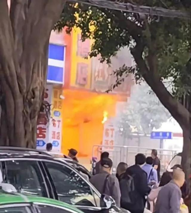 华西医院附近商铺突发火情,院方：已收治至少24人