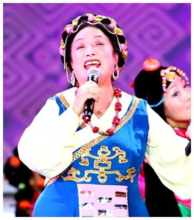 歌唱家雍西：韩红是她女儿，早年丧夫再婚，现在最担心女儿的婚事