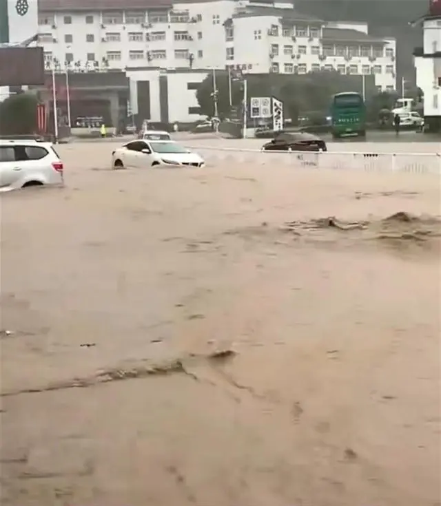 汤口镇暴雨（视频截图）