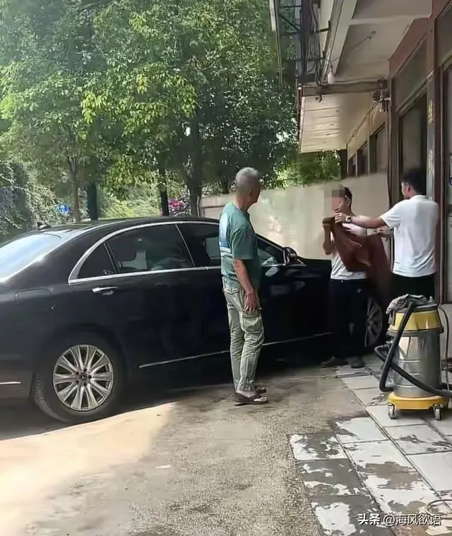 72岁刘德凯定居昆明养老,独自开老奔驰保养,满头白发依旧帅气