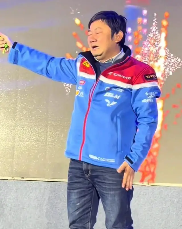 太燃了!张雪机车世界顶级赛事夺冠泪洒领奖台,19岁的梦想都实现