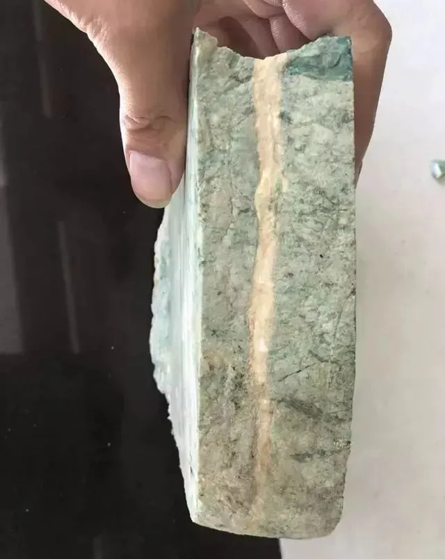 历史上最全真假翡翠原石鉴定判别方法，错过将后悔终生-怎样鉴定翡翠原石的真假