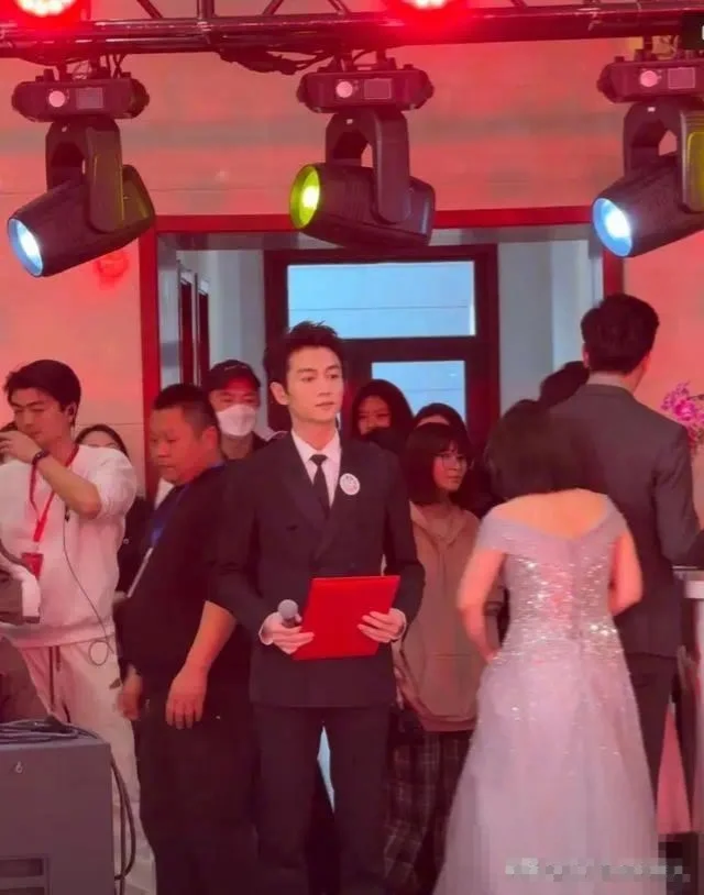 陈晓离婚后首次公开露面，不再消瘦气色绝佳，未受负面评价影响