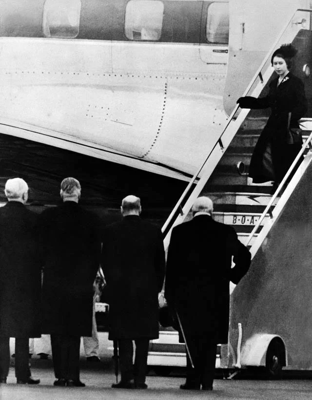 1952年2月8日，正在肯尼亚访问的伊丽莎白与丈夫乘飞机返回英国。6日，乔治六世驾崩。