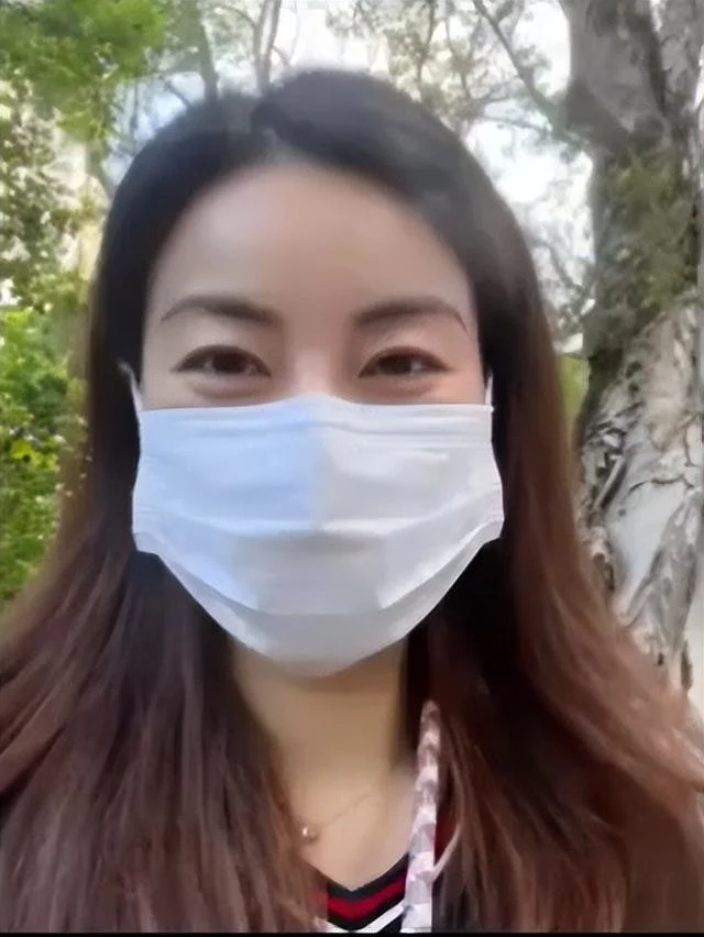 “阔太”郭晶晶晒爬山照！路上杂草丛生显脏乱，一脸汗水皮肤通红