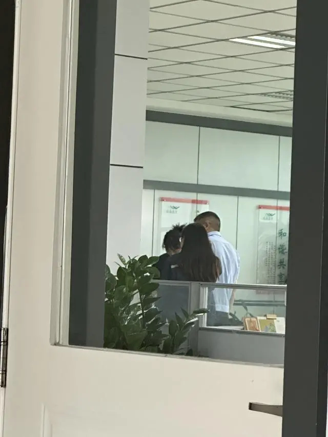 7月10日下午在该厂区内，咸阳市市场监督管理局工作人员正在现场问询