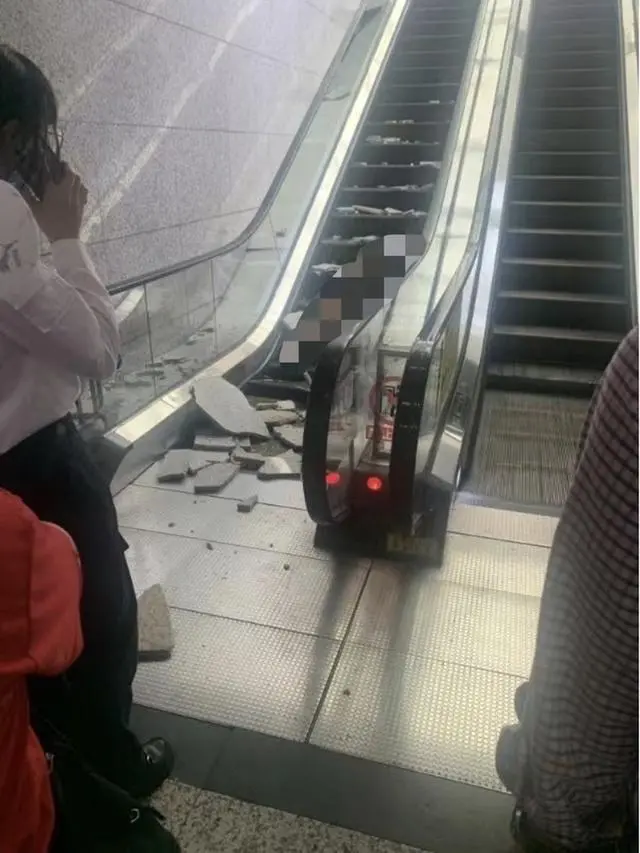 重庆一地铁站砖脱落砸中孕妇,家属:心跳已停两次
