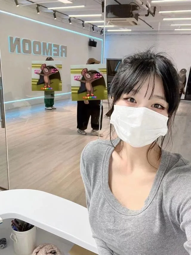 深夜举吊瓶赶上海地铁的女生，被指责传播病毒？本人回应（上海地铁吐痰男子）