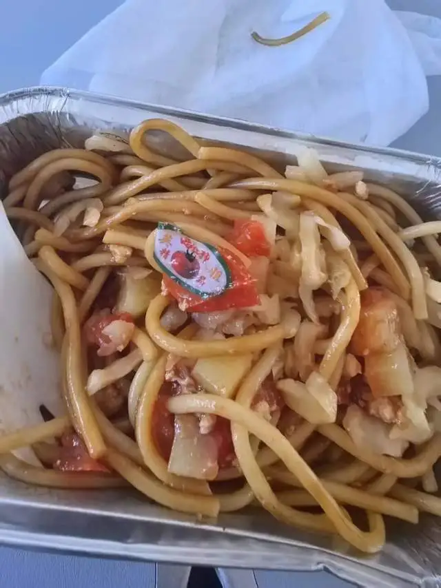飞机餐里吃出一个贴纸,投诉后千元赔偿变“封口费”