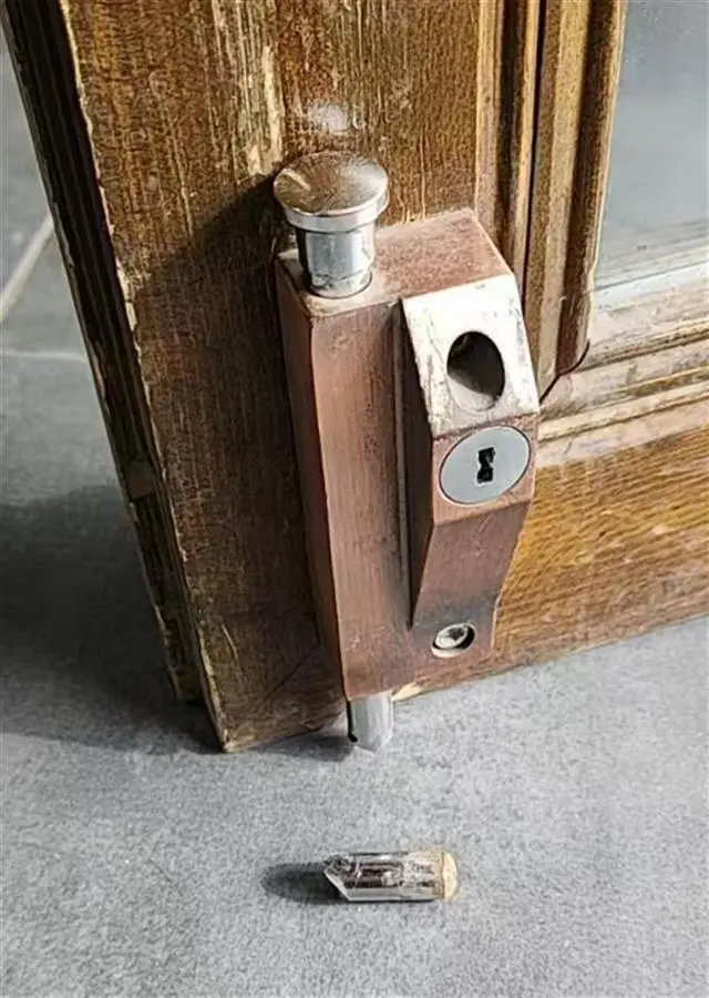 店铺被剪断的门锁(图源:大风新闻)