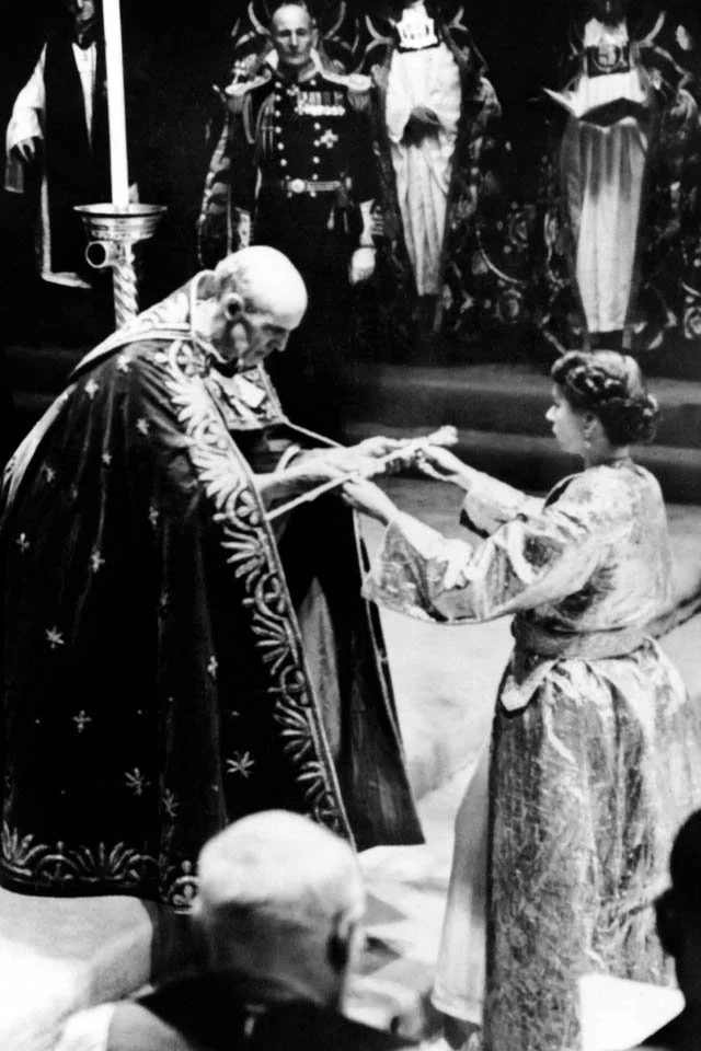 1953年6月2日，英国女王伊丽莎白二世在威斯敏斯特大教堂加冕仪式上，这是首次被电视实况转播的加冕仪式。