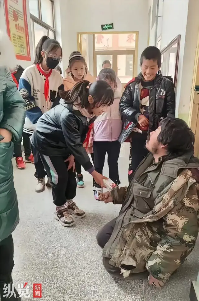 受资助女孩薛某某给胡雷递牛奶。（来源/视频截图）
