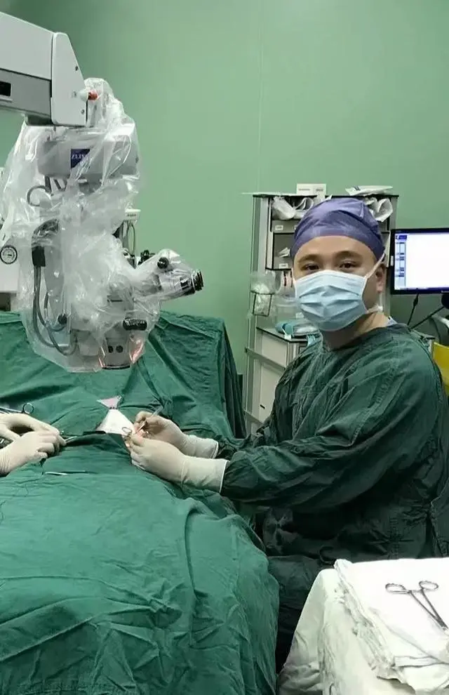 江其琦医生在手术室