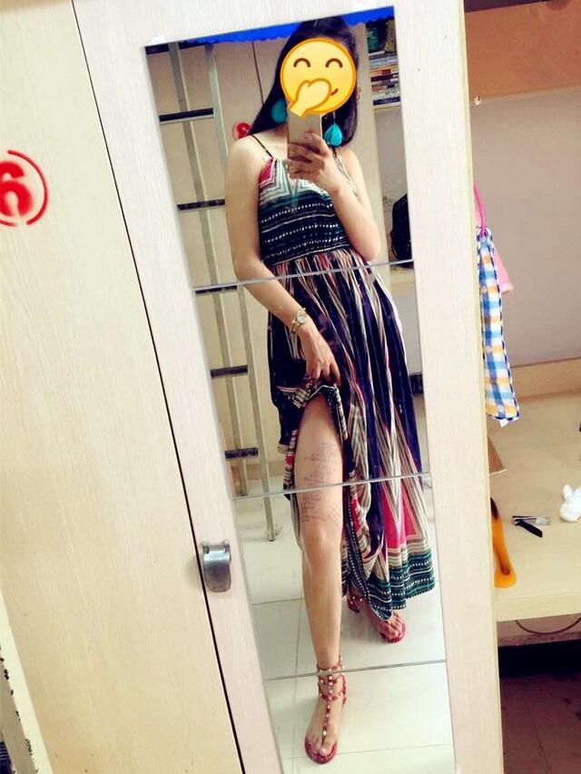 英女生晒指甲盖里藏小抄 长腿小抄更吸睛(4)