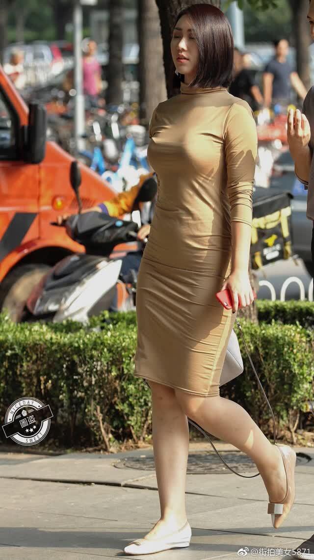 美女| 小姐姐穿土黄色连衣裙出街,性感时髦又撩人
